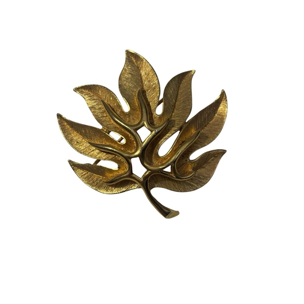 Vintage Signed Crown Trifari Gold Tone Textured Polish Nature Leaf‎ Brooch Pin